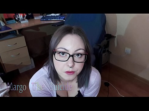 ❤️ Noia sexy amb ulleres xucla un consolador profundament davant la càmera ❌ Porno al ca.hentaiser.ru ️❤
