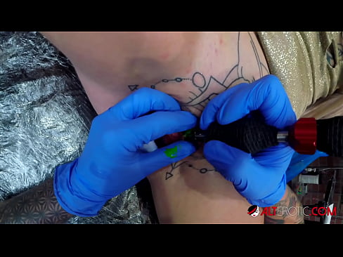 ❤️ La bomba Sully Savage, molt tatuada, es va tatuar al clítoris ❌ Porno al ca.hentaiser.ru ️❤